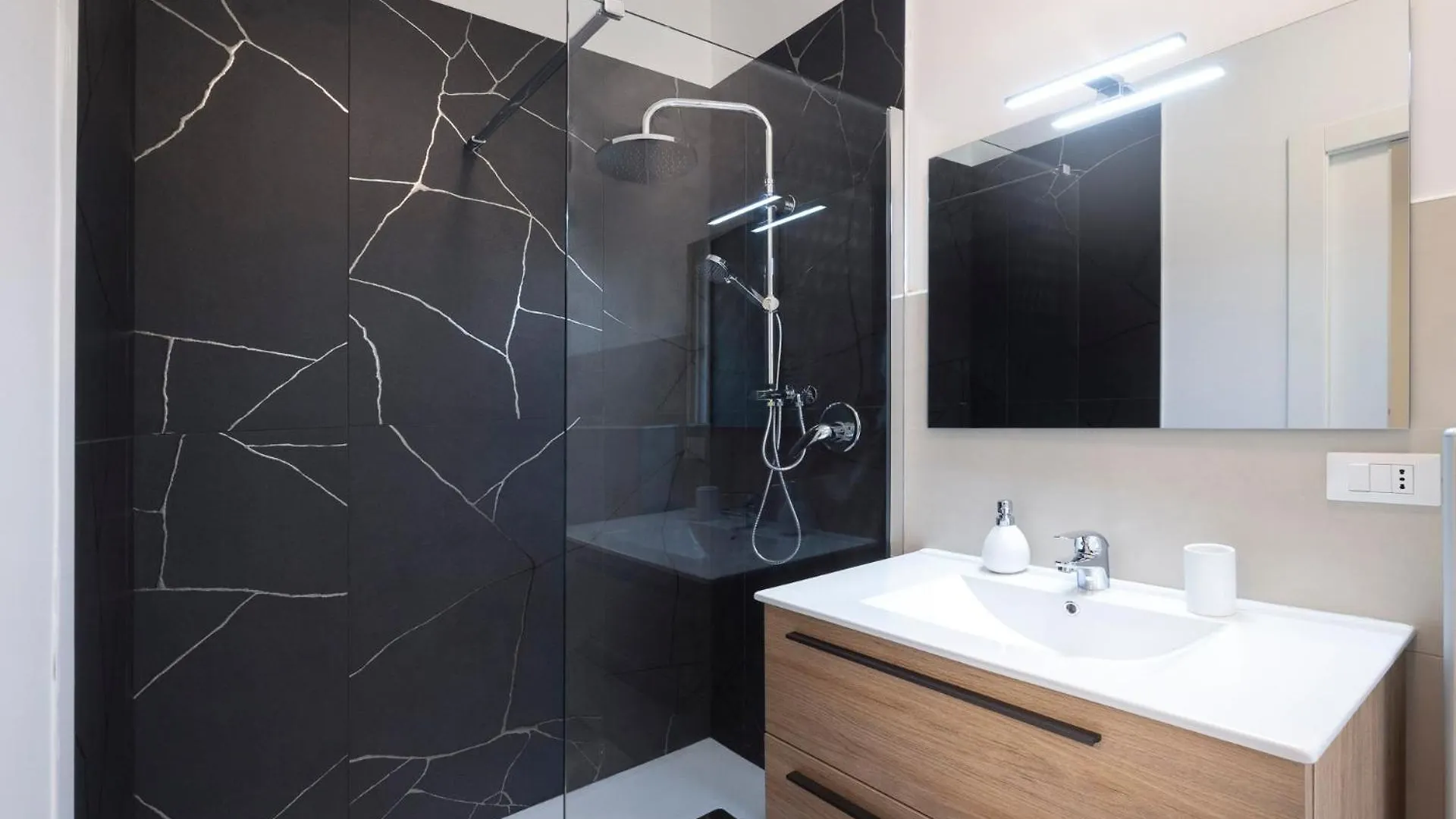 Guest house Le Stanze Dell'Edera Hotel Bologna Italy